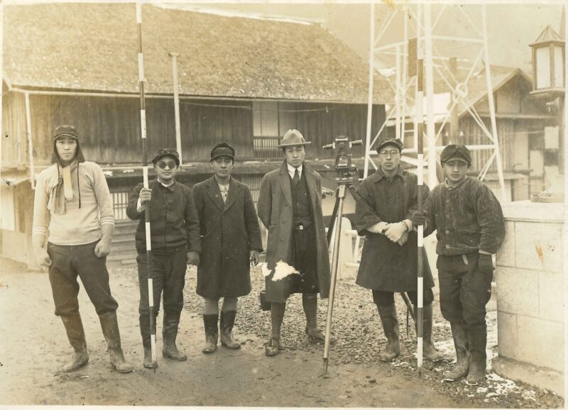 測量に向かう先達たち…